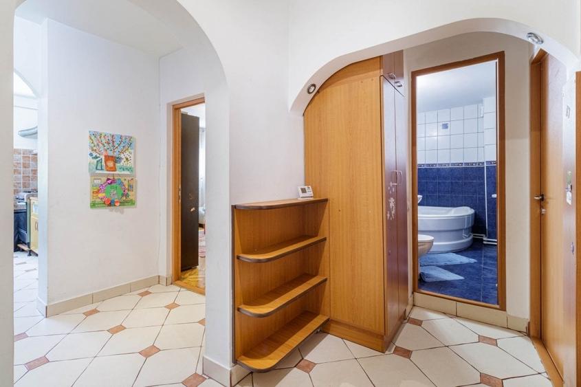 Apartament cu 3 camere decomandat în Vitan