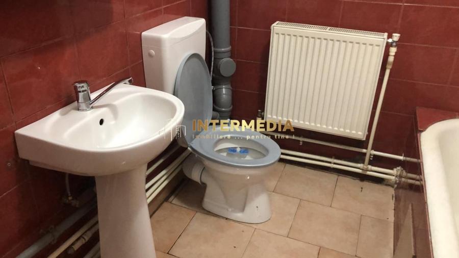 Casă individuală cu 3 camere cu Canalizare în Central