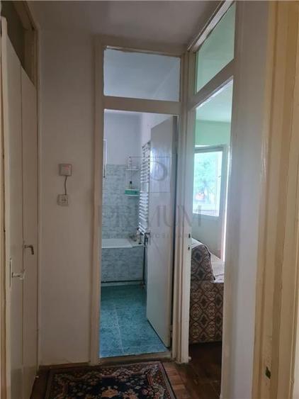 Apartament cu 3 camere semidecomandat în Girocului