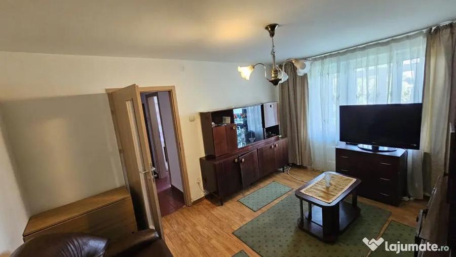 Apartament cu 3 camere semidecomandat în Cina