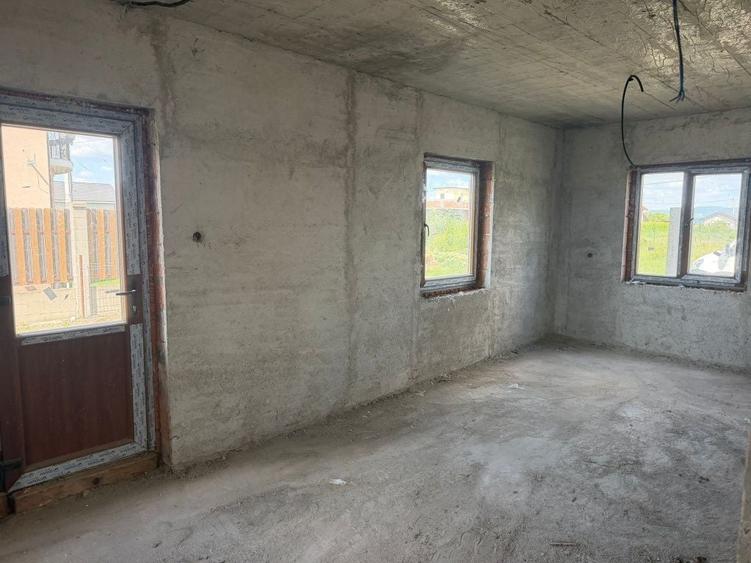Casă cu 4 camere cu Teren 500 Mp în Mândruloc