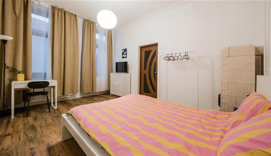 Apartament cu 3 camere nedecomandat, mobilat în Schei