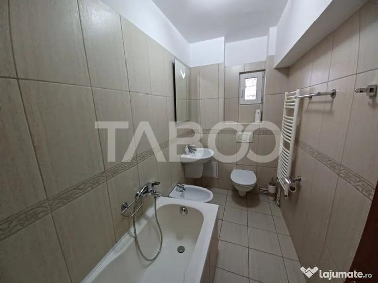 Apartament cu 3 camere semidecomandat în Central