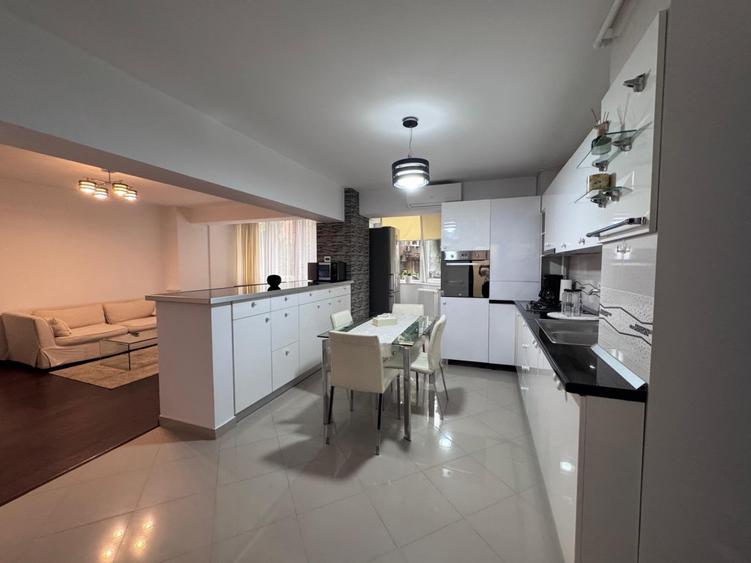 Apartament cu 3 camere decomandat în Central