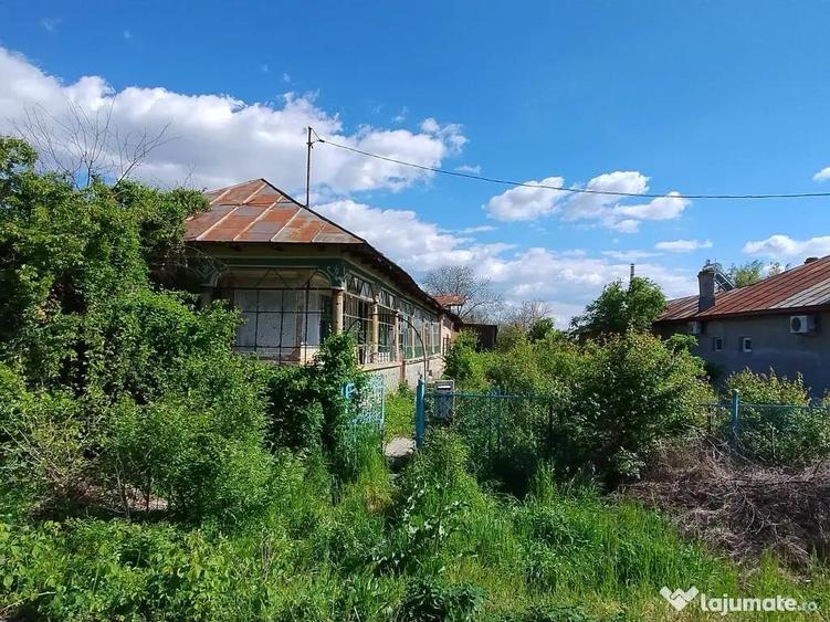 Casă cu 7 camere cu Teren 2500 Mp în Tântava