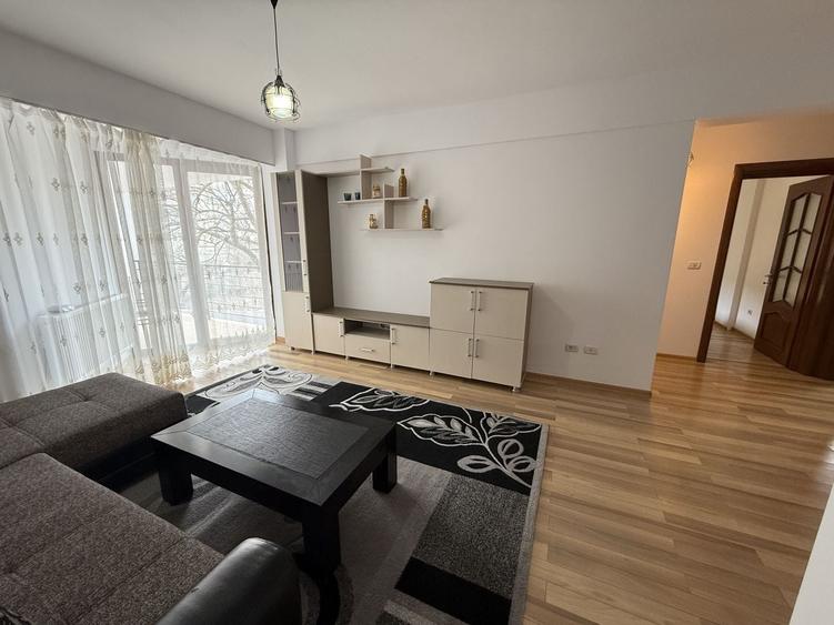 Apartament cu 2 camere semidecomandat, mobilat în Central