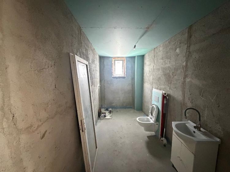 Casă individuală cu 6 camere cu Canalizare în Pasărea