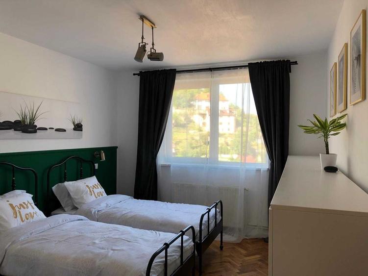 Apartament cu 4 camere decomandat în Drumul Carului
