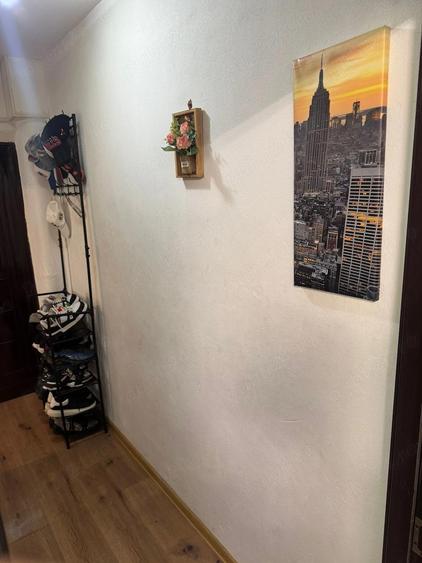 Apartament cu 3 camere semidecomandat în Ostroveni