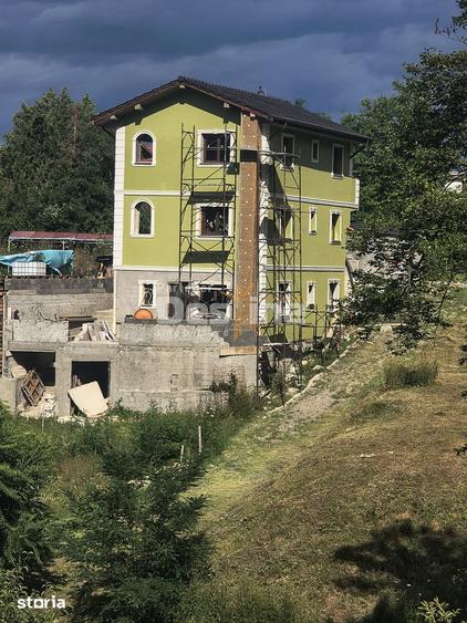 Casă cu 5 camere cu Teren 200 Mp în Central