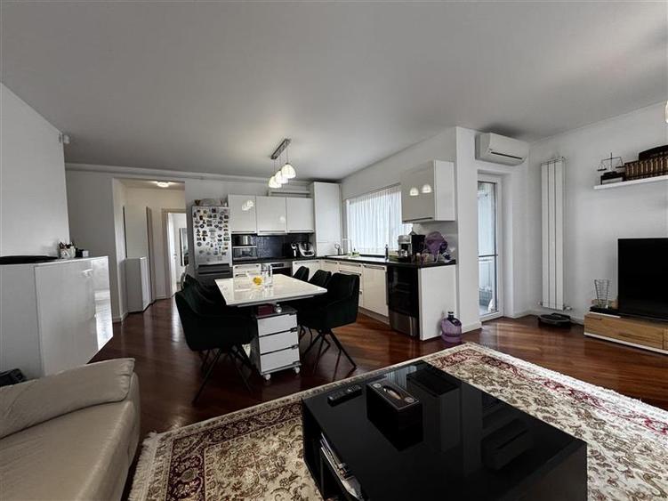 Apartament cu 3 camere semidecomandat în Borhanci