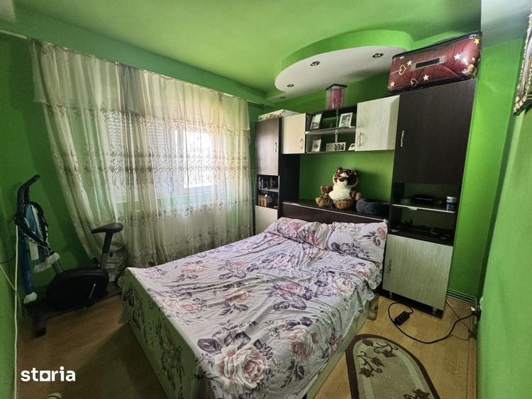 Apartament cu 3 camere semidecomandat în Craiovița Nouă