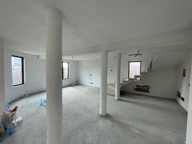 Casă individuală cu 5 camere cu Teren 975 Mp în Central