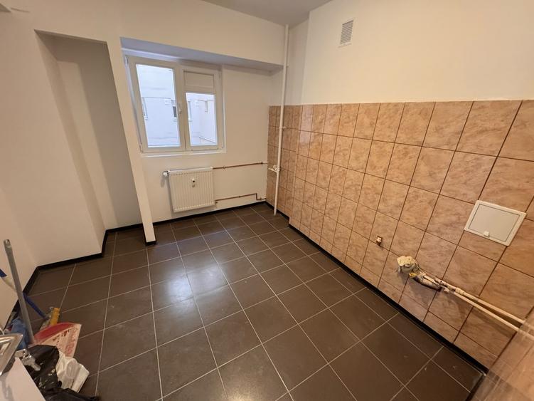 Apartament cu 4 camere decomandat în Drumul Taberei
