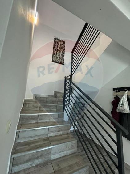 Casă individuală cu 5 camere cu Teren 481 Mp în Domnești