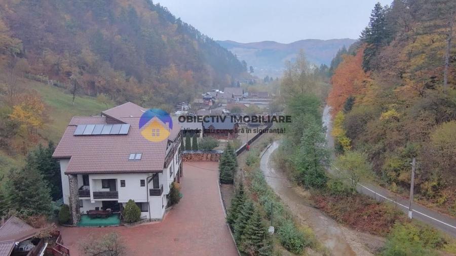 Casă individuală cu 13 camere cu Canalizare în Periferie
