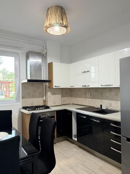 Apartament cu 3 camere decomandat în Păcii