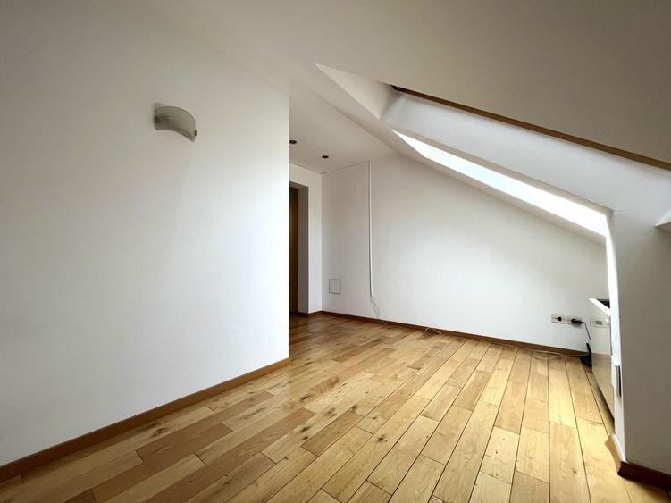 Apartament cu 3 camere decomandat, mobilat în Arcul de Triumf