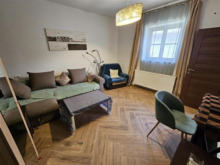 Duplex cu 4 camere cu Canalizare în Centrul Civic