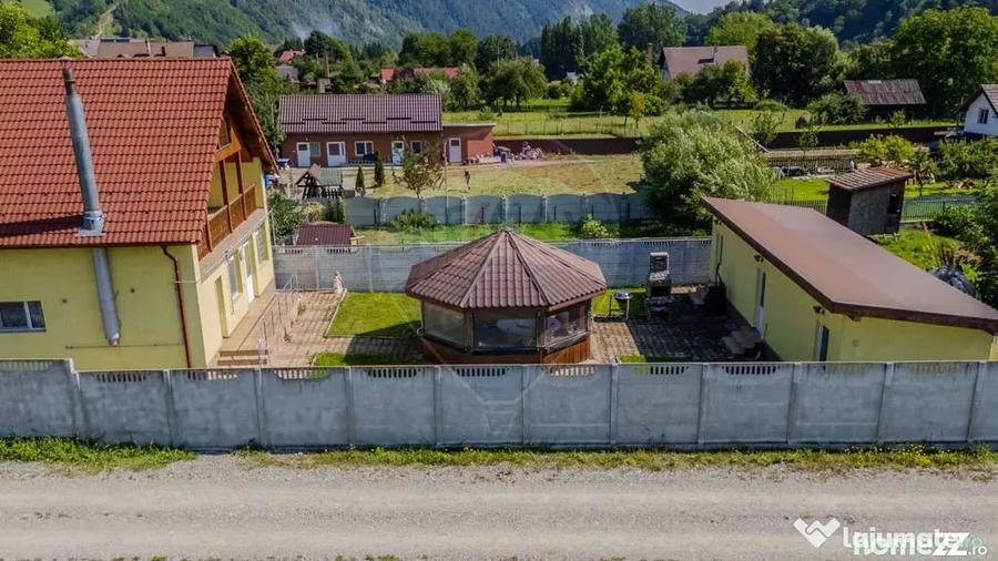 Casă cu 10 camere cu Teren 1074 Mp în Moieciu