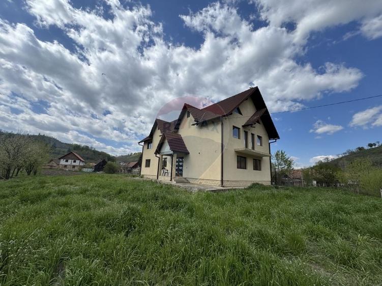 Casă individuală cu 6 camere cu Teren 268 Mp în Moșna