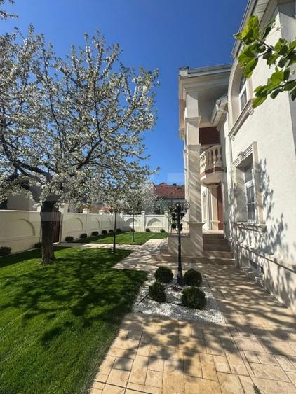 Casă individuală cu 6 camere cu Canalizare în Titulescu