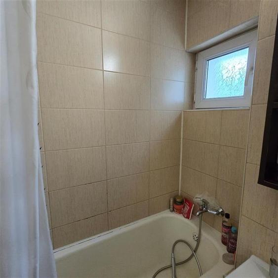 Apartament cu 3 camere semidecomandat în Podu Roș
