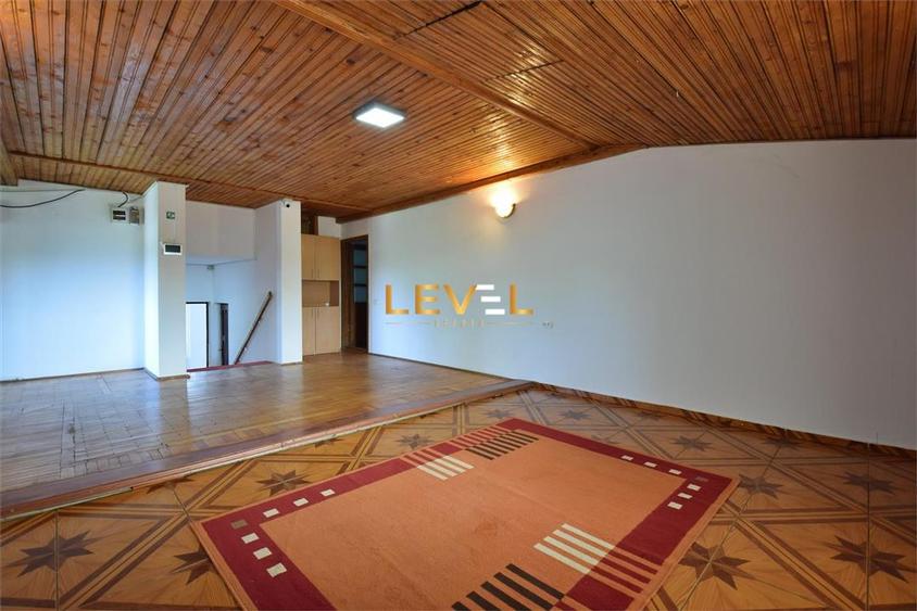 Casă individuală cu 9 camere cu Canalizare în Ultracentral