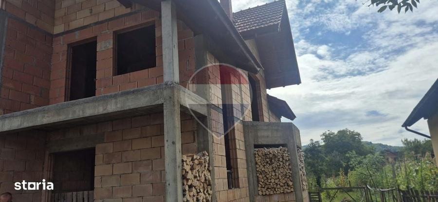 Casă cu 4 camere cu Teren 556 Mp în Rozavlea