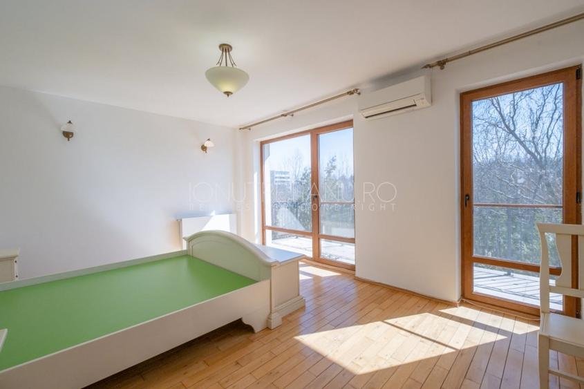 Casă individuală cu 6 camere cu Teren 300 Mp în Băneasa