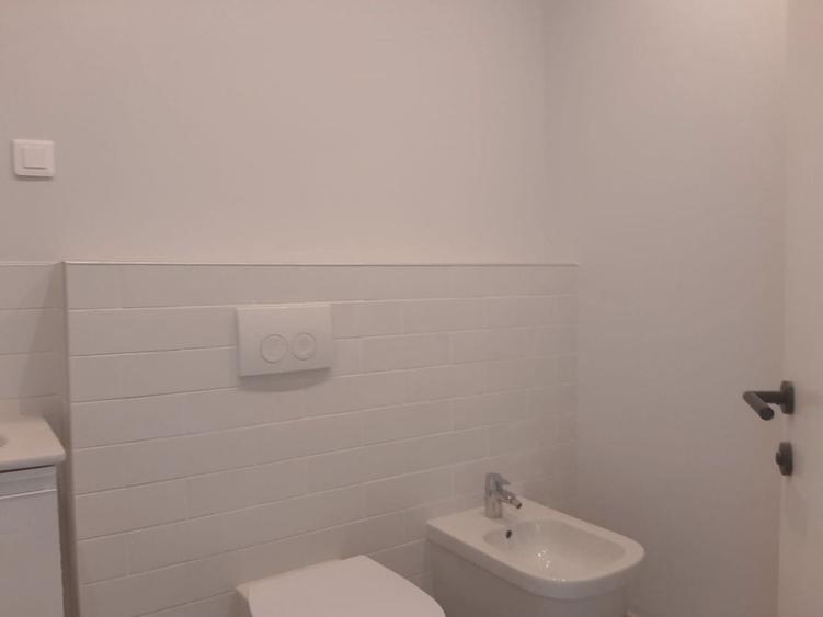 Apartament cu 5 camere decomandat în Dămăroaia