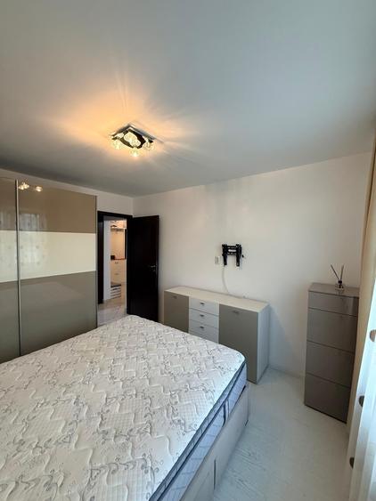 Apartament cu 4 camere decomandat în Crângași