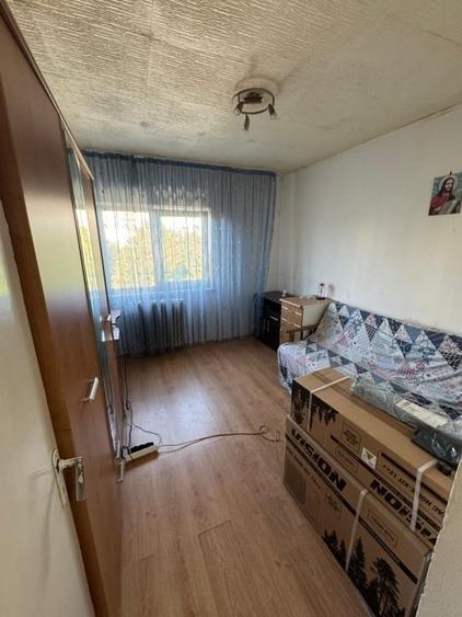 Apartament cu 3 camere decomandat, mobilat în Craiovița Nouă