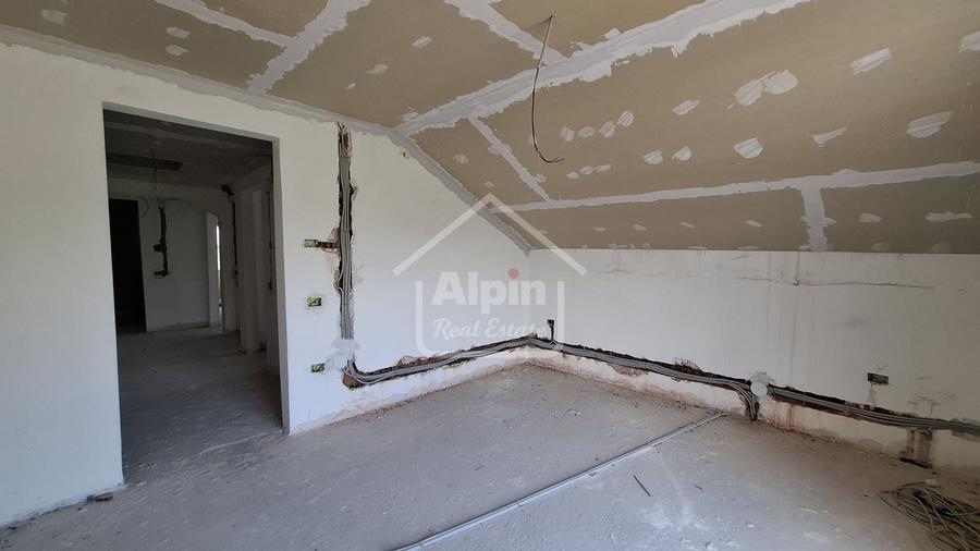 Duplex cu 4 camere cu Canalizare în Cărpiniș