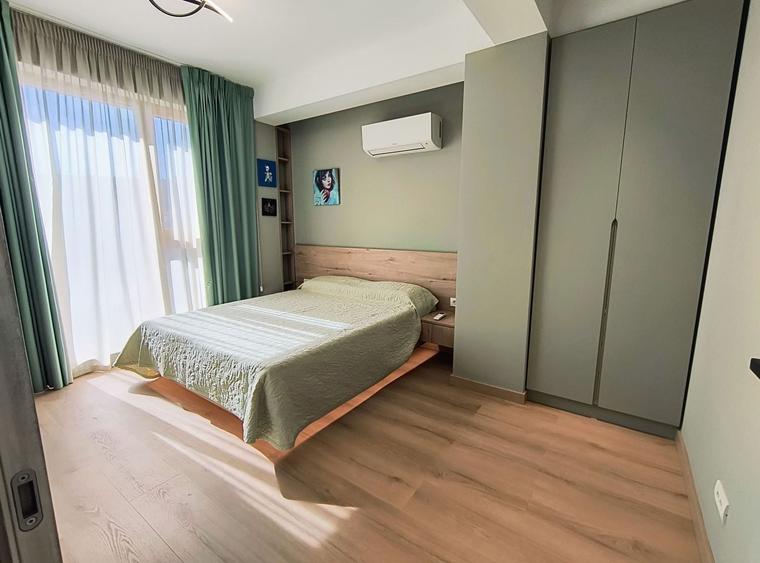 Apartament cu 3 camere semidecomandat, mobilat în 1 Mai