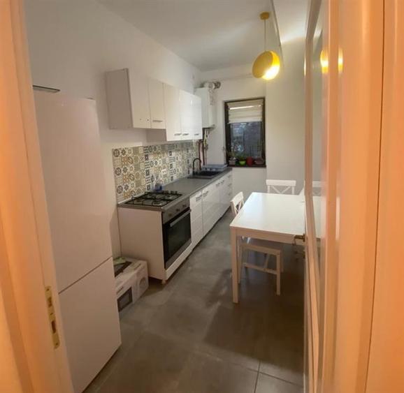 Apartament cu 3 camere decomandat, mobilat în Central