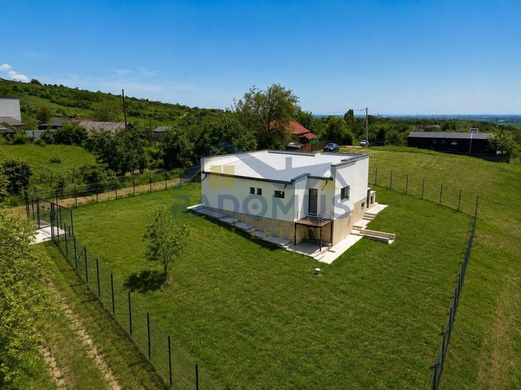 Casă individuală cu 5 camere cu Canalizare în Est