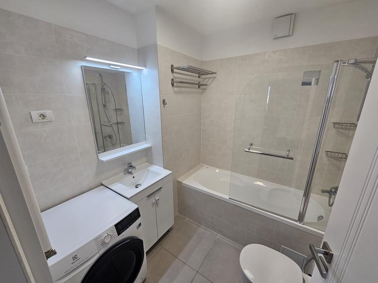 Apartament cu 3 camere semidecomandat, mobilat în Matei Voievod