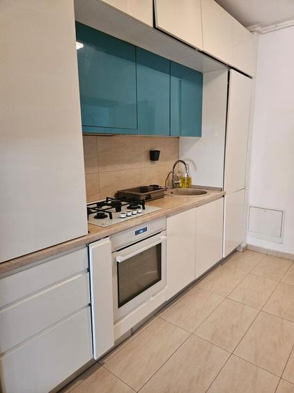 Apartament cu 3 camere semidecomandat, mobilat în Băneasa