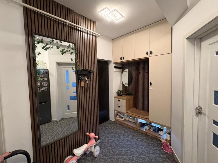 Apartament cu 3 camere decomandat în Preajba