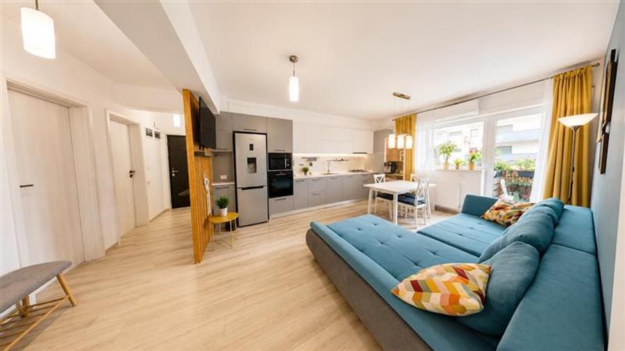 Apartament cu 4 camere decomandat în Tractorul