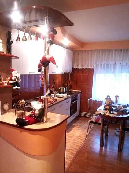 Apartament cu 3 camere decomandat, mobilat în 1 Decembrie