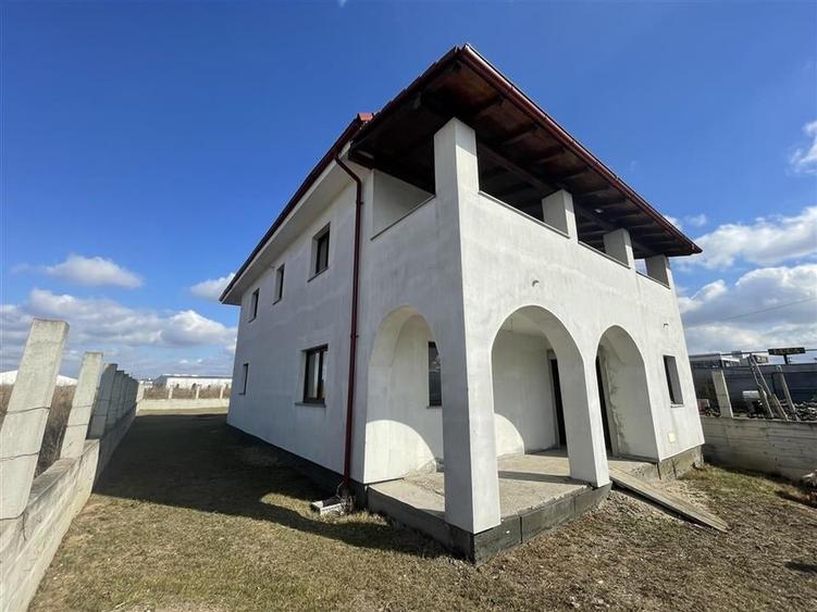 Casă individuală cu 5 camere cu Teren 526 Mp în Exterior Nord