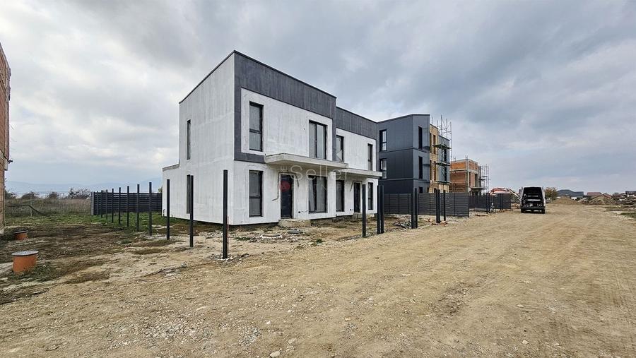 Casă individuală cu 4 camere cu Canalizare în Ghimbav Livadă
