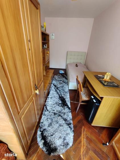 Apartament cu 3 camere semidecomandat în Far
