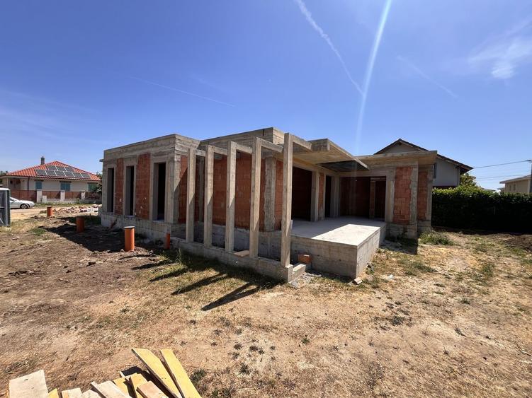 Casă individuală cu 4 camere cu Canalizare în Dumbrăvița