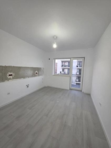 Apartament cu 3 camere decomandat în Tractorul