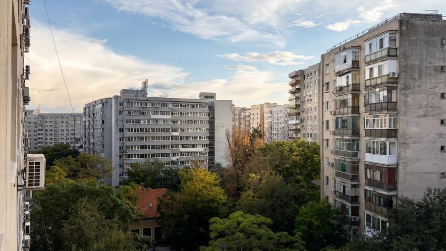 Apartament cu 3 camere semidecomandat în Dristor