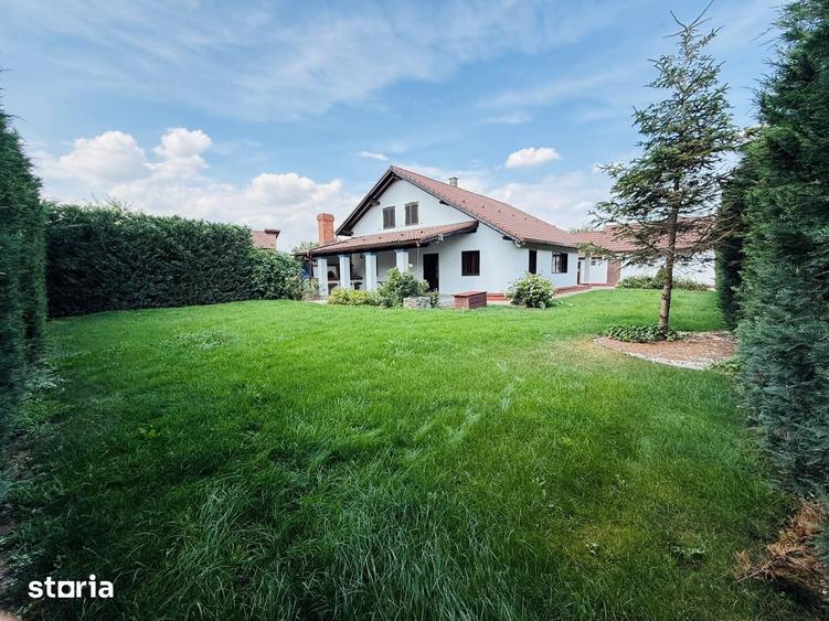 Casă cu 5 camere cu Teren 720 Mp în Sânmihaiu Român