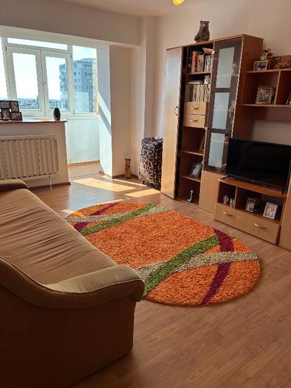 Apartament cu 3 camere decomandat în Calea București